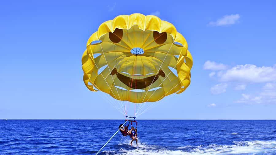 Oahu: Waikiki Parasailing - The real value of a $75 Waikiki flight