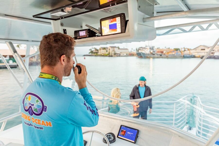 Oahu: Waikiki Turtle Canyons Cruise and Snorkel Excursion - Safety support for nervous and first-time swimmers