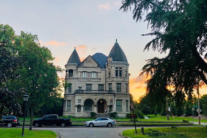 Old Louisville Ghost Tour as Recommended by The New York Times @ 4th and Ormsby - What the Guides Add to the Experience