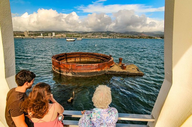 Pearl Harbor: USS Arizona Memorial & USS Missouri Battleship Tour from Waikiki - Guides, group size, and the amount of hand-holding