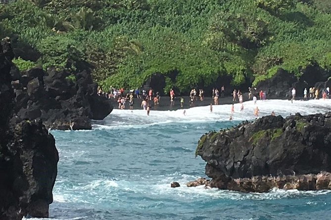 Road to Hana: Full-Day Scenic Drive with Blacksand & Waterfalls - Hāna Farms and the pleasures of roadside food