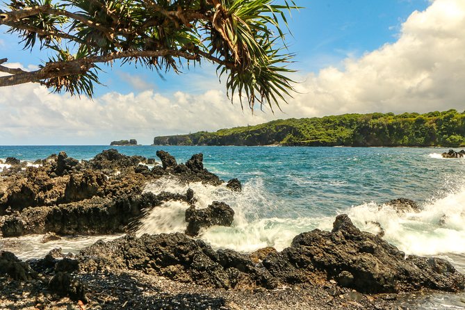 Road to Hana Tour with Lunch and Pickup - Why the Hana Highway works better with a driver