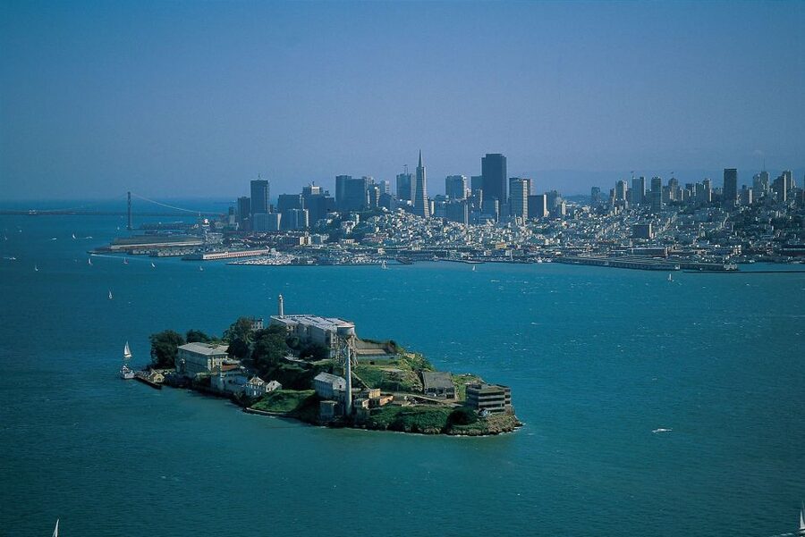 San Francisco: Hop-On Hop-Off Deluxe Bus Tour with 20 Stops - Lombard Street and the return toward the civic center