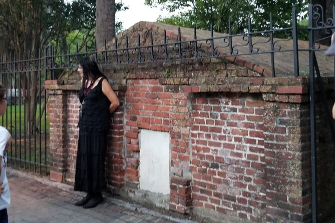 Savannah Haunted Pub Crawl Walking Tour - The Marshall House and Civil War hospital stories
