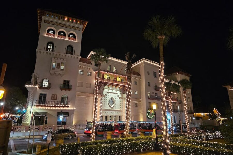 St Augustine: Nights of Lights Trolley Tour - How the tour compares with walking