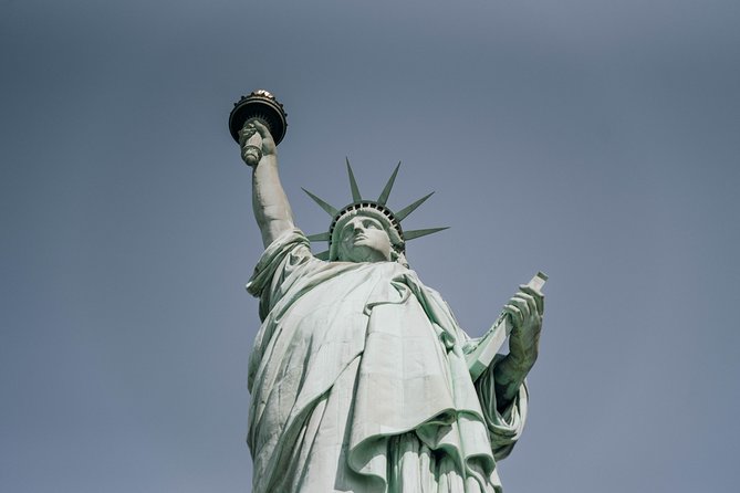 Statue of Liberty and Ellis Island Guided Tour with Ferry - Finding the guide at 1 Bowling Green