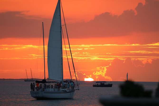Sunset Sail in Key West with Beverages Included - What the drink service includes