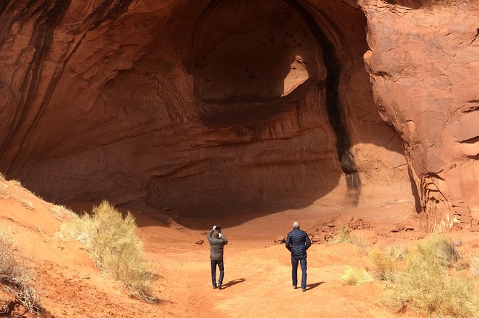 Sunset Tour of Monument Valley - Stop 3: A hogan and Navajo rug weaving