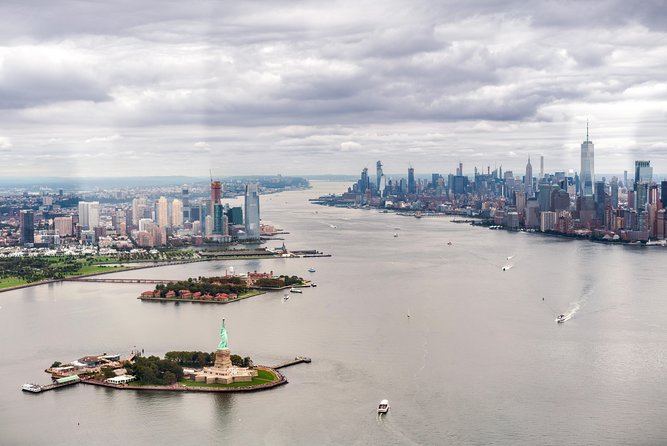 The Manhattan Helicopter Tour of New York - Lower Manhattan, the harbor, and the Statue of Liberty